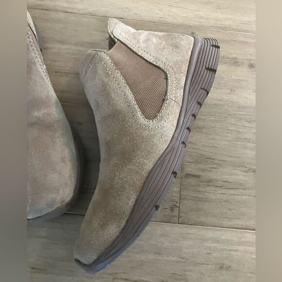Skechers tan suede leather fabric lined women’s Chelsea ankle boots ! Size 9 - Picture 1 of 7